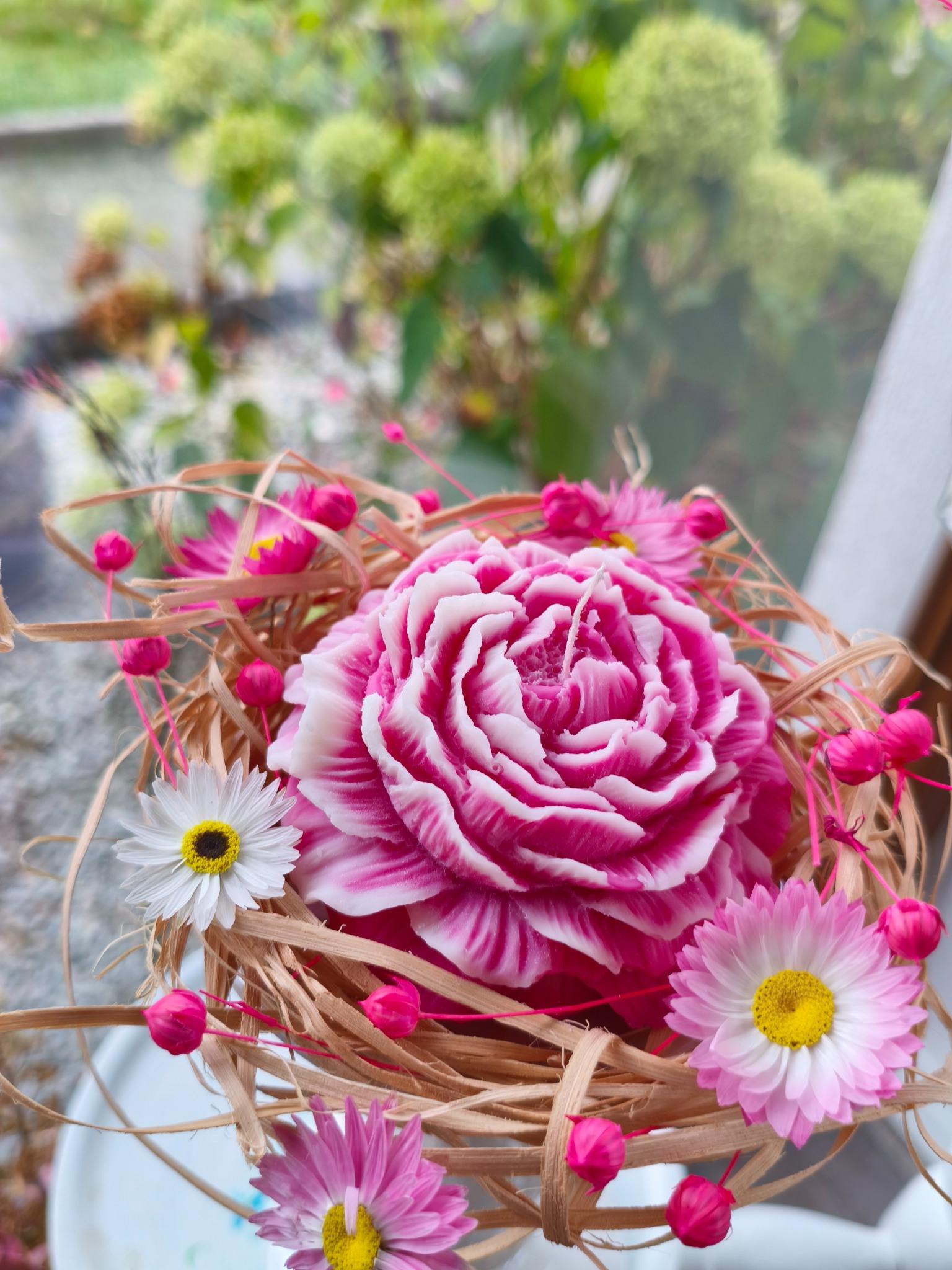 Dekoracyjna świeca z wosku sojowego - różowa piwonia  - DeasyArt – rękodzieło Boho, lampiony & dekoracje handmade